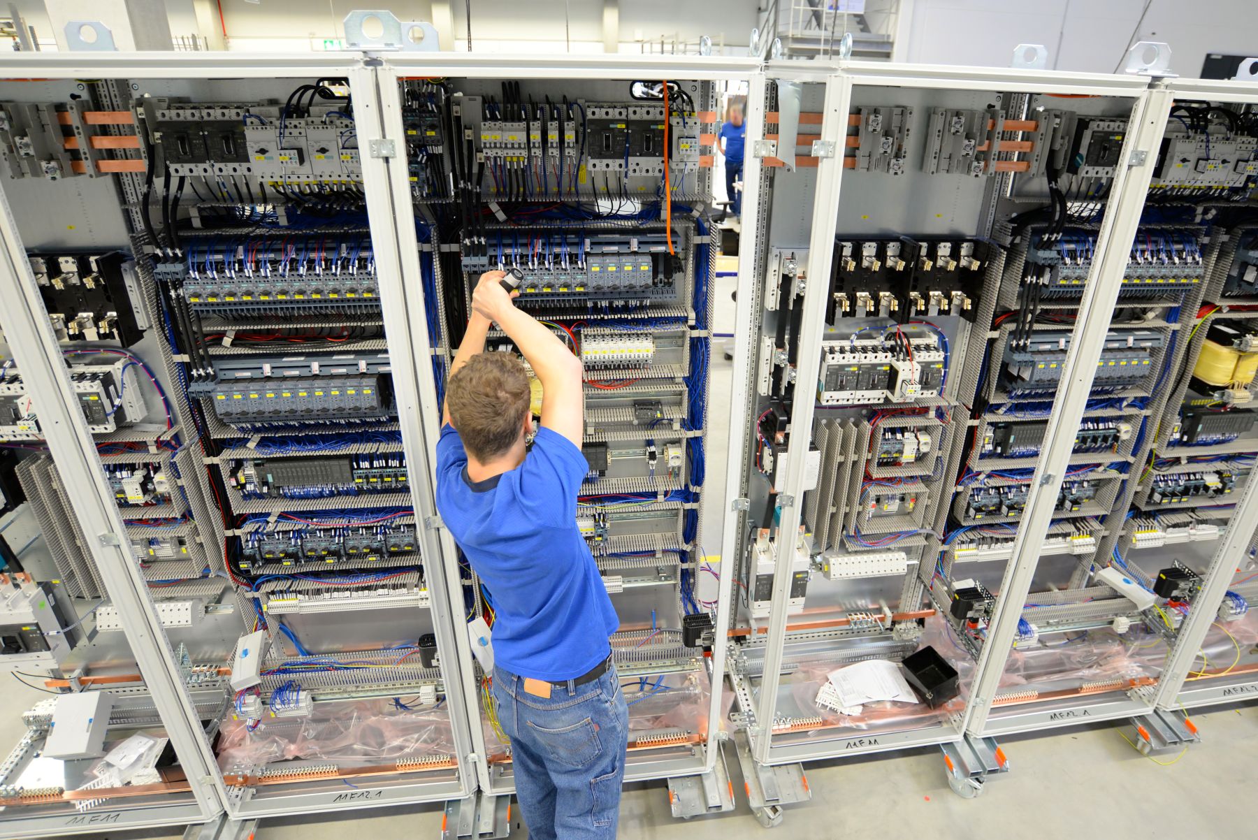 Laserbeschriftetes Kunststoffschild für Schaltschrankkennzeichnung als Beispiel für Elektrotechnik- und Elektronikanwendungen – CAESS Laser Schweiz.